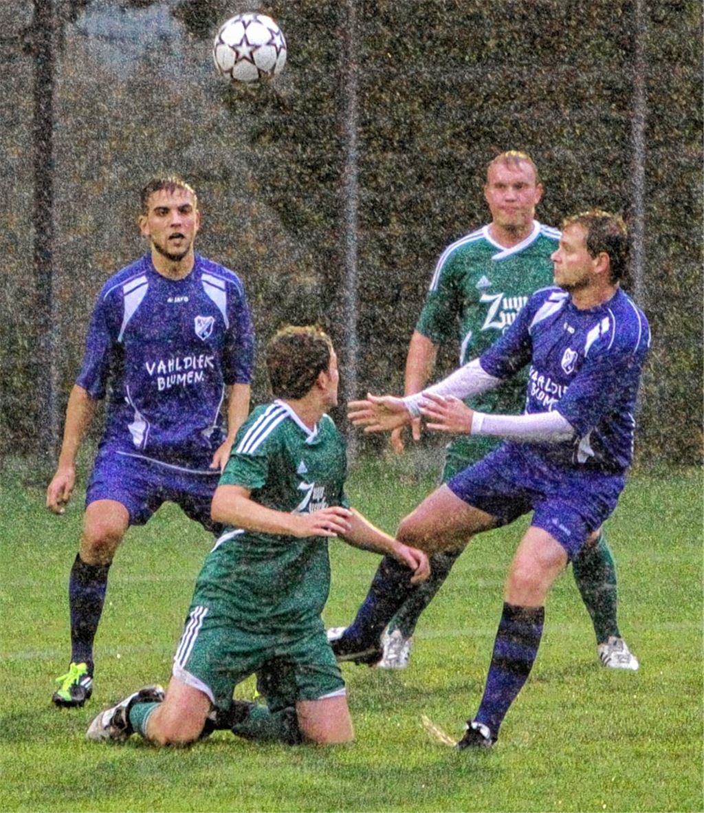 Kein leichter Stand bei heftigem Dauerregen: Trotzdem gelingen dem SV Iptingen ein flottes Spiel und frühe Tore durch Sascha Burger (hinten) und Julian Schreder (kniend). Foto: Eigner