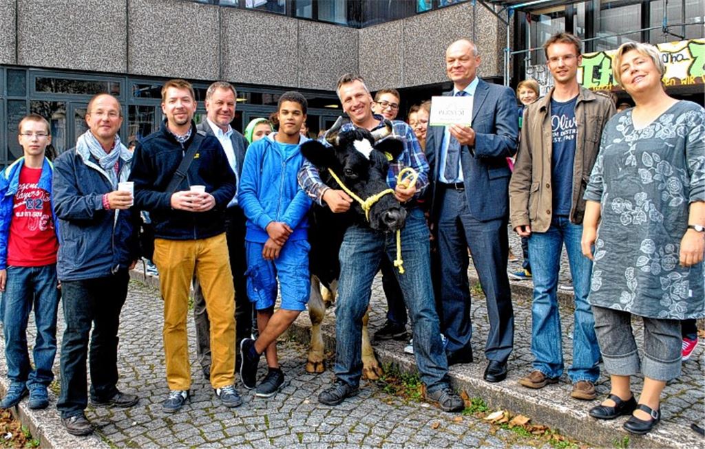 Kein neuer Mitschüler: Kuh Paula wirbt am THG für den gesunden Milchshake. Foto: Stahlfeld