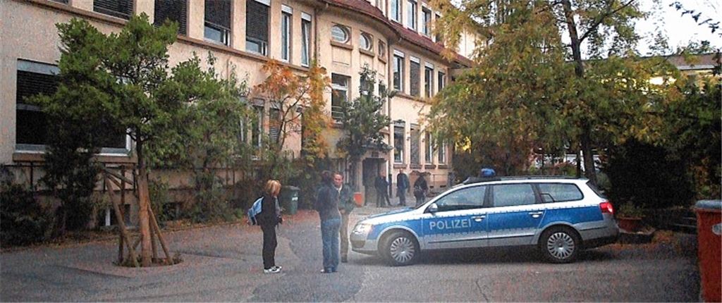 Kein normaler Schultag: Auch am 2. Oktober 2009 hat die Polizei nach einer Amokdrohung an der Schillerschule Präsenz gezeigt. Archivfoto: Fotomoment