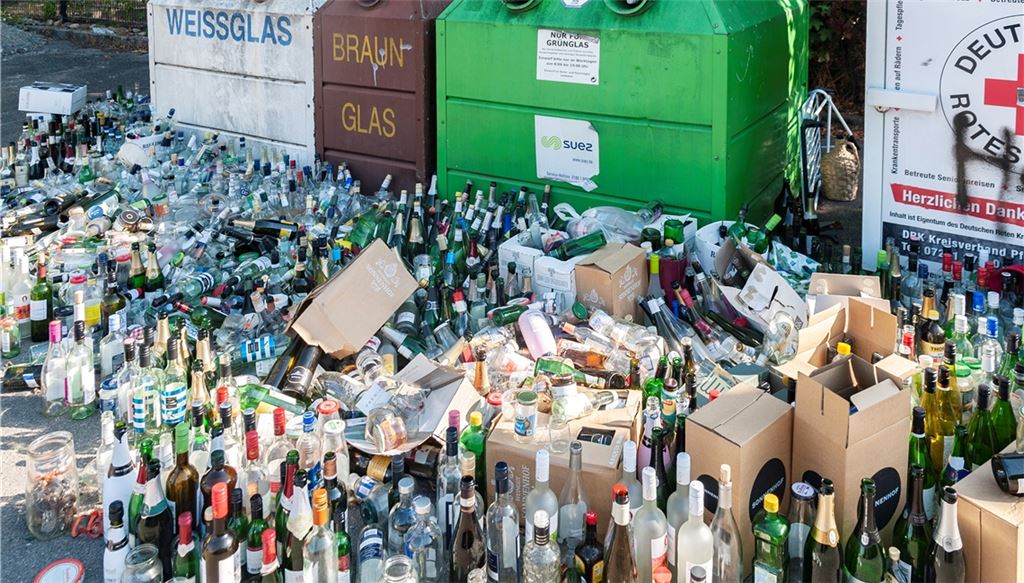 Kein schöner Anblick: An der Sammelstelle im Gewerbegebiet Bruch in Ötisheim hat sich inzwischen eine beachtliche Menge Altglas angesammelt. Foto: Fotomoment