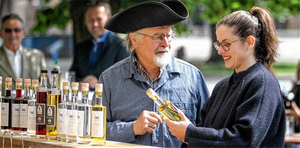 Keine Angst vor Flaschengeistern: Gastronomin Sara Asperger fachsimpelt mit Kurt Sartorius vom schwäbischen Schnapsmuseum aus Bönnigheim. Fotos: Hansen