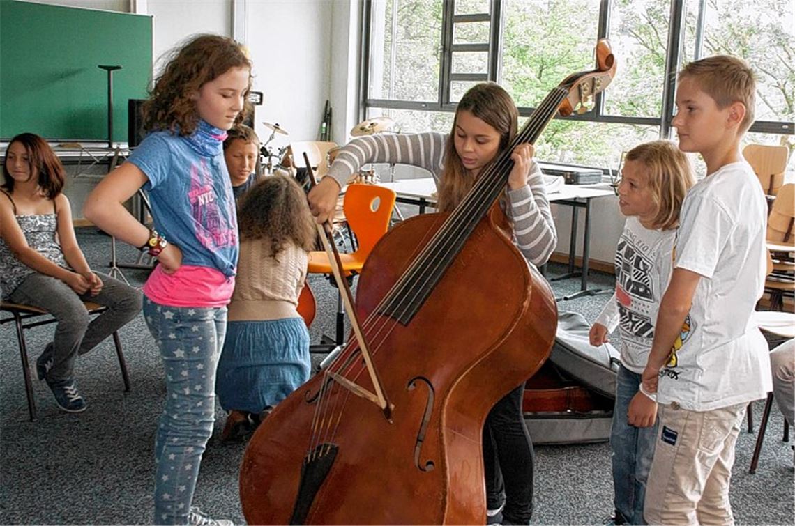 Keine Angst vor dem großen Kontrabass zeigen die THG-Schüler beim Streicher-Infotag.