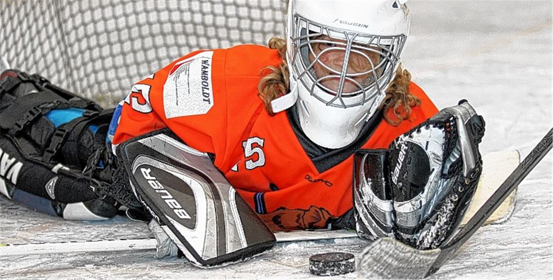 Keine Angst vor harten Schüssen: Stella Aul (8) hat sich für die Torhüterposition im Eishockey entschieden. Mädchen sind in dem eiskalten Männersport in Deutschland eine Seltenheit. Fotos: Hansen