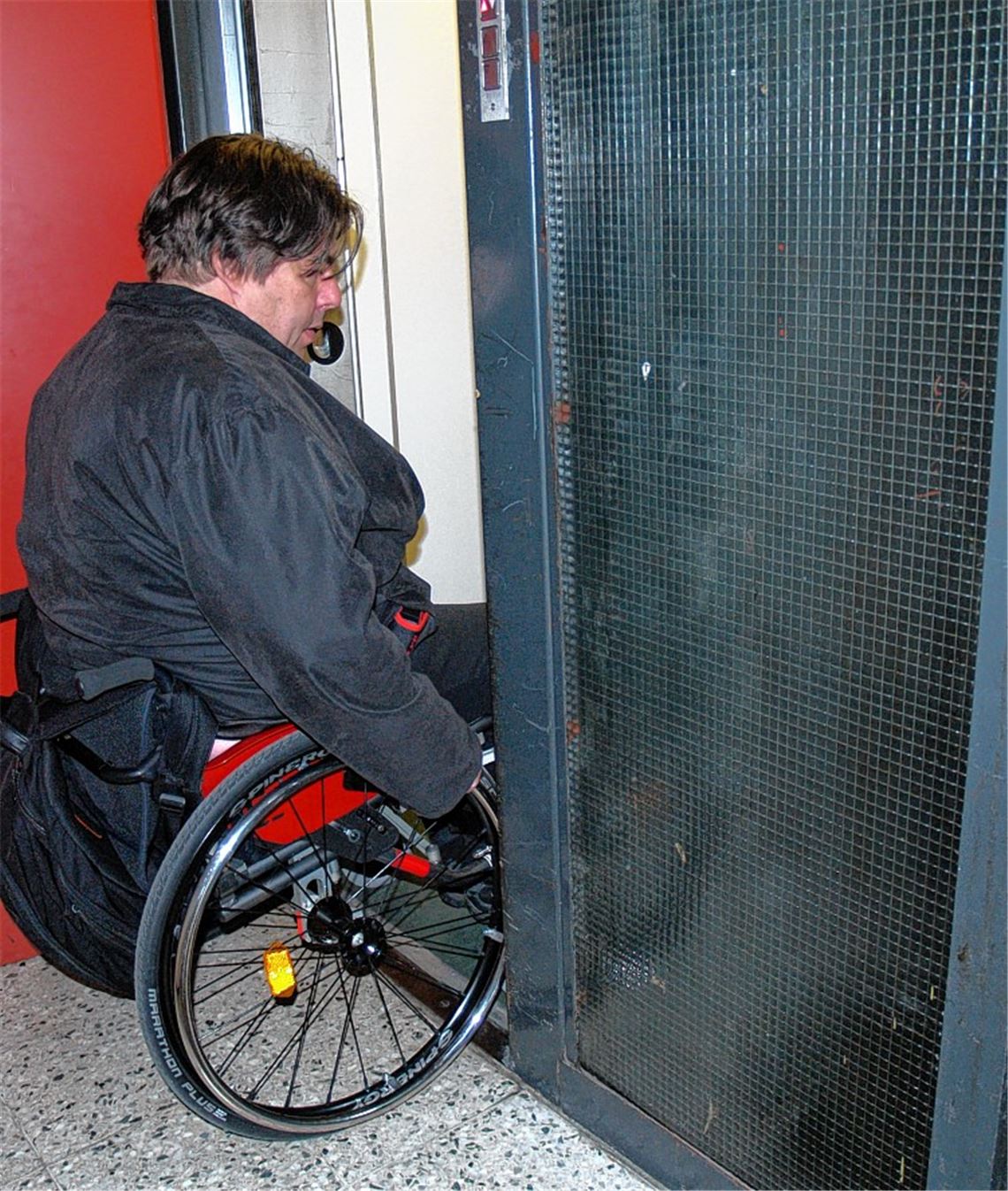Keine Chance für Rollstuhlfahrer Alexander Lang, in das mehrstöckige Dienstleistungsgebäude in der unteren Bahnhofstraße zu gelangen: Die Tür für den Rollstuhl ist zu schmal.