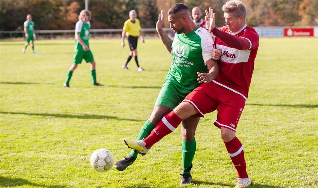 Keine Chance im Spitzenspiel: der TSV Wiernsheim (in Rot). Foto: Fotomoment