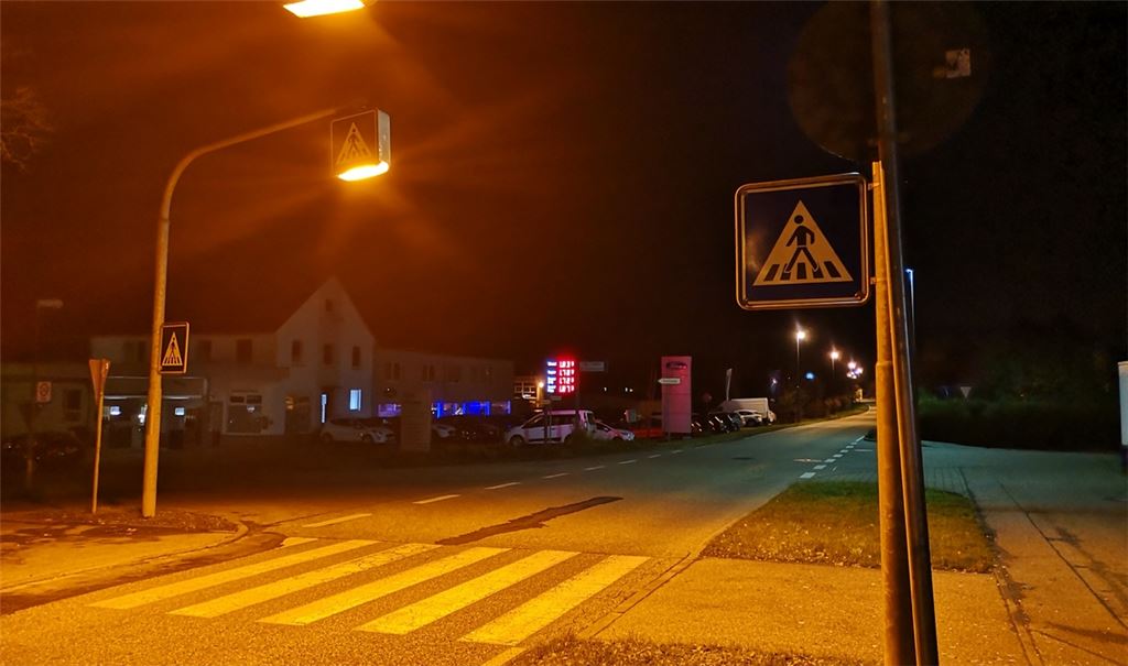 Keine Diskussion: Fußgängerüberwege, wie hier in Schützingen, müssen beleuchtet werden. Ansonsten liegt das Thema Straßenbeleuchtung in der Hand der Gemeinde. Foto: Goertz