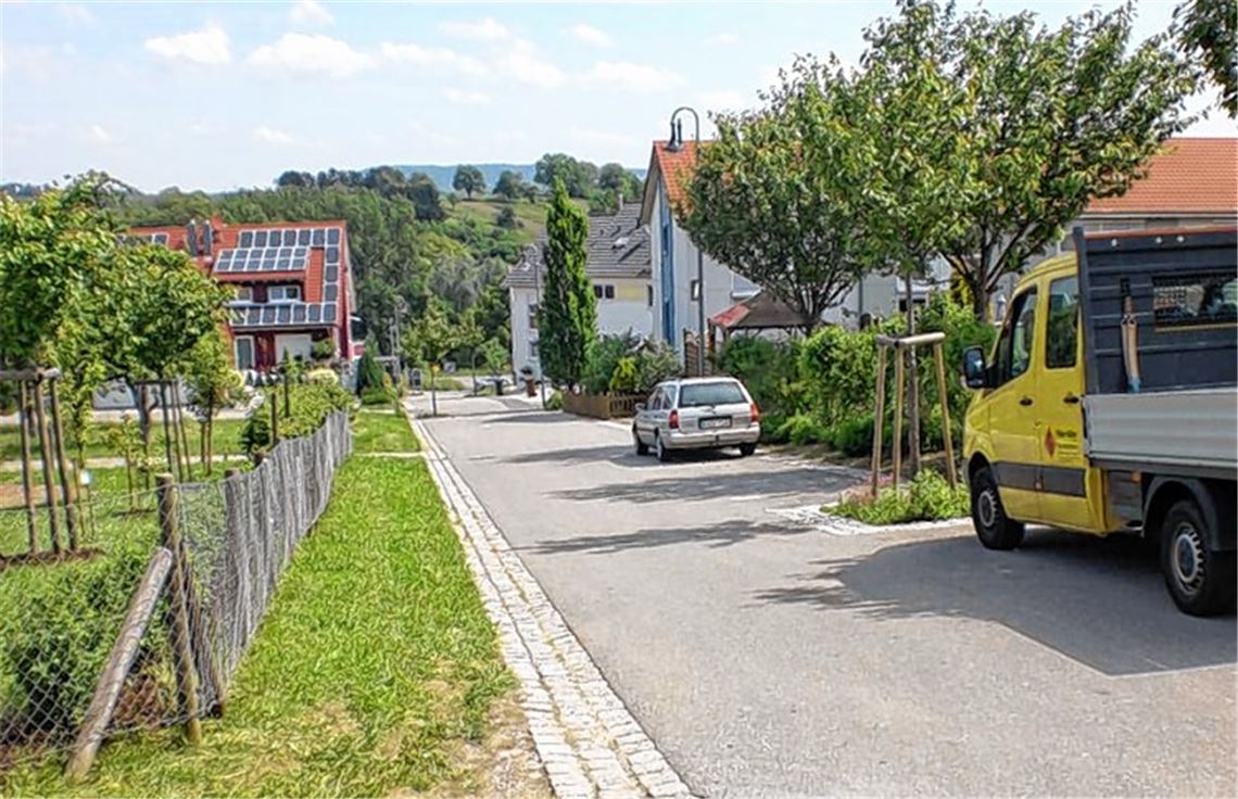 Keine Durchfahrtsstraße mehr: Der Abschnitt des Helene-Lange-Wegs beim Kindergarten Stöckach (li.) wird abgesperrt.