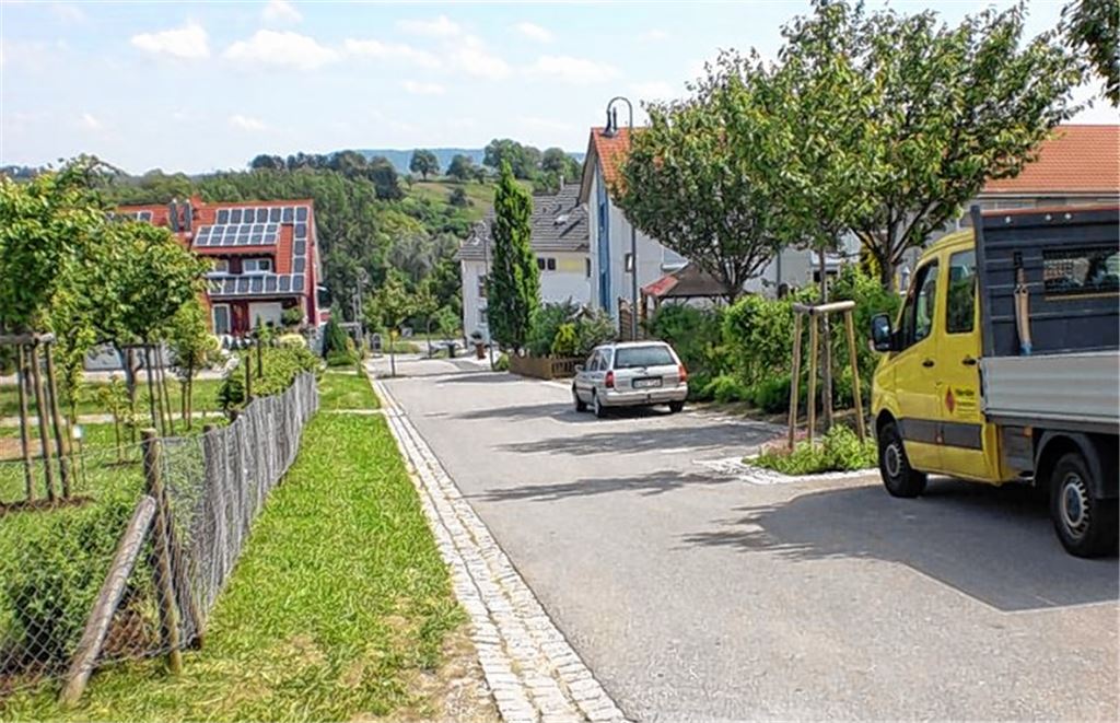 Keine Durchfahrtsstraße mehr: Der Abschnitt des Helene-Lange-Wegs beim Kindergarten Stöckach (li.) wird abgesperrt.