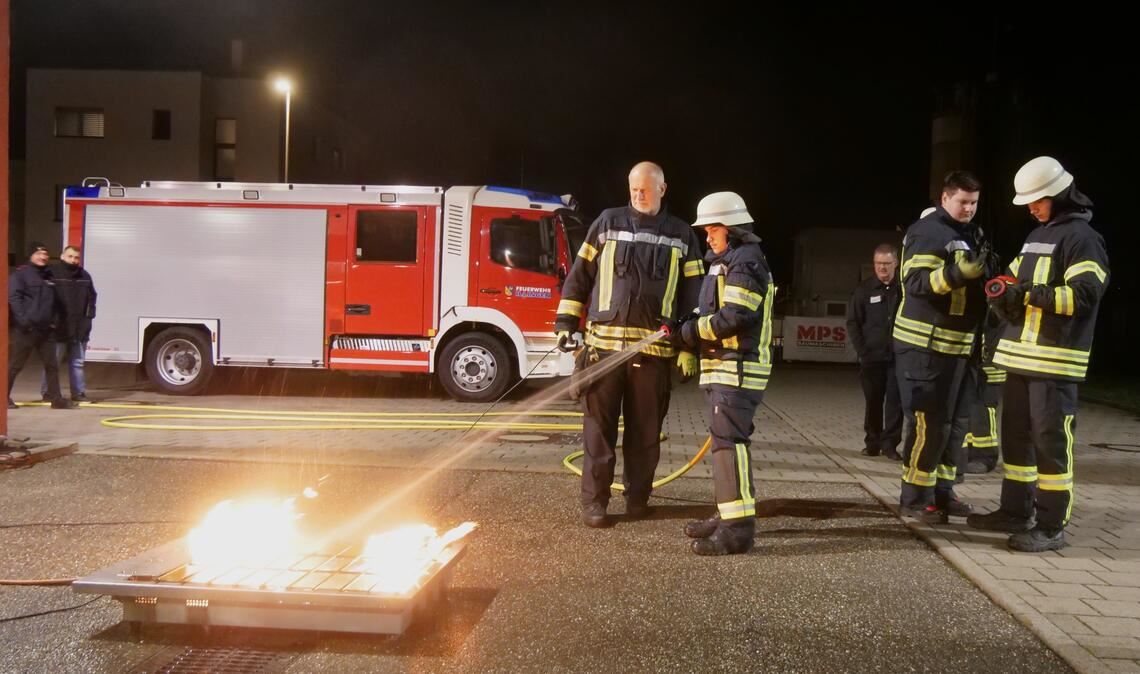 Gäste erproben sich als Feuerwehrleute Keine Feuerwehr-Challenge ohne Feuer: Die Probanden der Challenge in Illingen dürfen unter Aufsicht und Anleitung selbst einen Löschangriff starten. Fotos: Friedrich