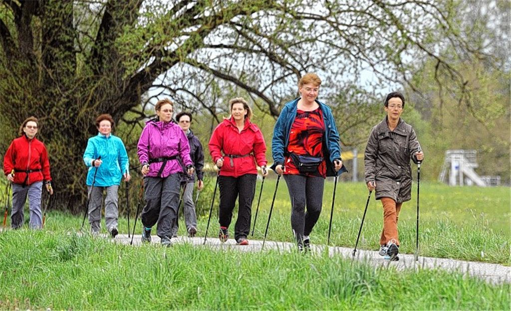 Keine Geschwindigkeitsrekorde: Bei lockerer Unterhaltung trainiert die Gruppe um Ruth Fischer (violette Jacke) das Herz-Kreislauf-System, senkt Cholesterinspiegel und hohen Blutdruck.