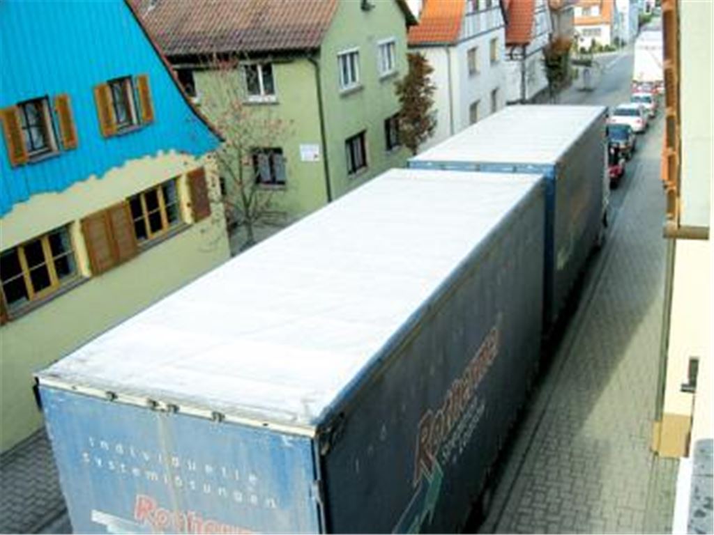 Keine Hoffnung: Seit Jahren klagen die Anwohner der Pinacher Hauptstraße über die Zunahme des Lkw-Verkehrs. Eine Ortsumgehung könnte Abhilfe schaffen.
Archivfoto: p