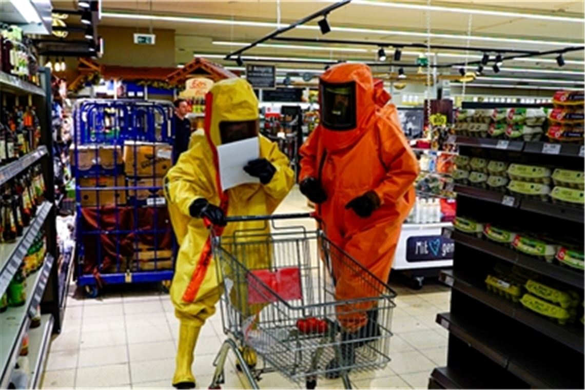 Keine Invasion Außerirdischer, kein Ernstfall: nur eine etwas andere Sommerübung der Feuerwehr im Supermarkt. Fotos: Recken