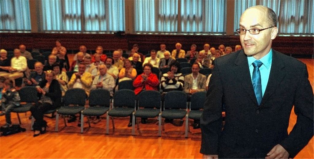 Keine Pflichtveranstaltung: Harald Eiberger blickt bei der offiziellen Kandidatenvorstellung, bei der einige Stuhlreihen leer bleiben, auf seine ersten acht Jahre in Illingen zurück.