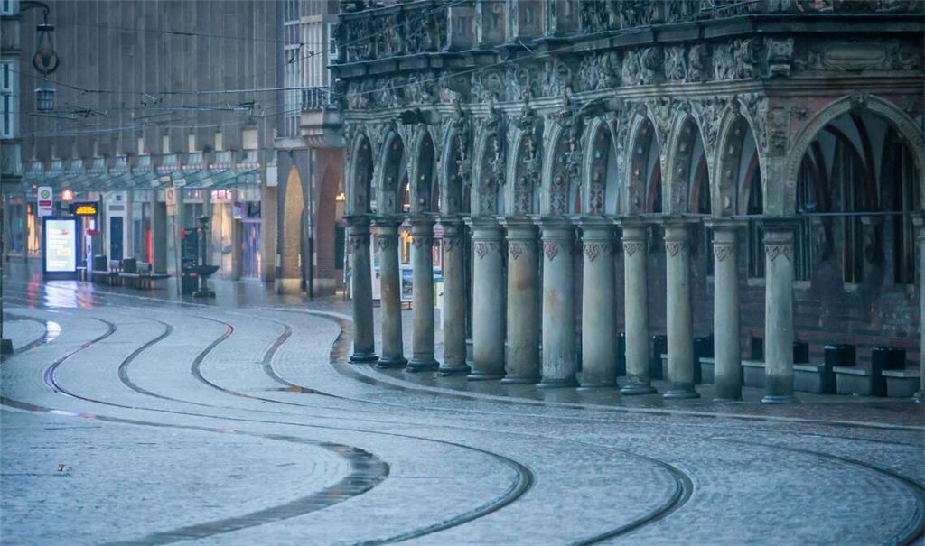 Keine Straßenbahn weit und breit - am Morgen vor dem Bremer Rathaus.