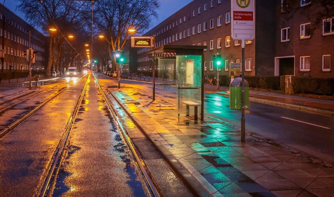 Keine Tram, keine Fahrgäste an der Haltestelle.