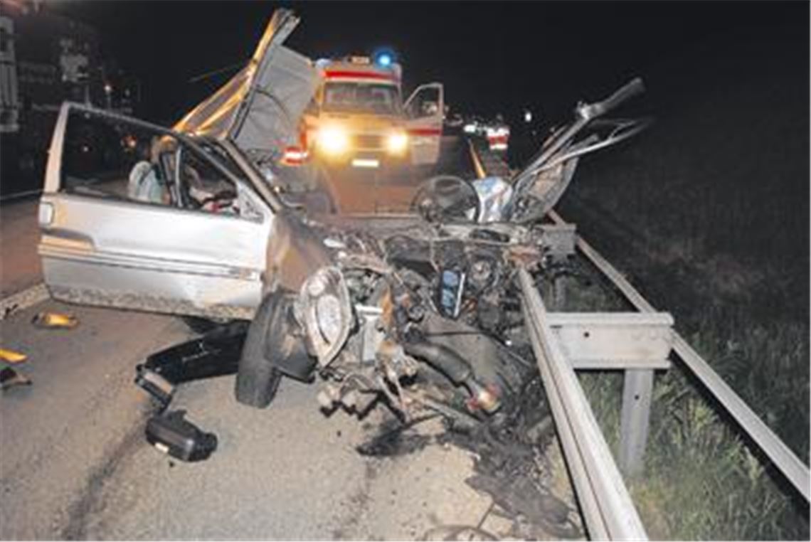Keine Überlebenschance für den Fahrer: Total zerrissen landet der Citroen des 26-Jährigen an der Leitplanke. Die Autobahn in Richtung Karlsruhe ist für Stunden gesperrt. 
Foto: Myroshnichenko