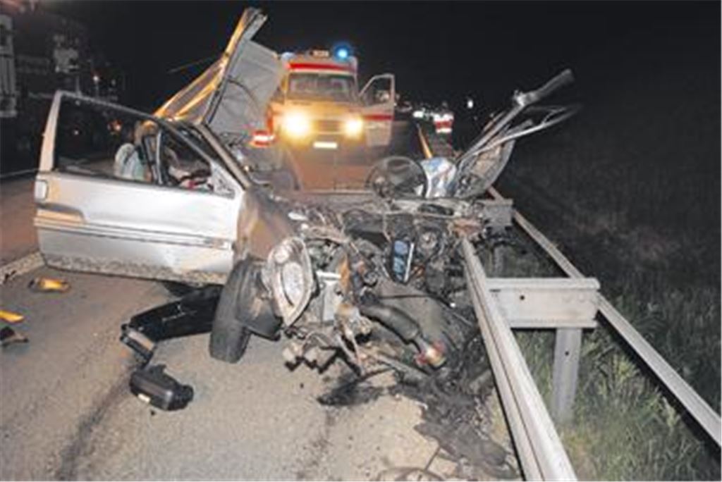 Keine Überlebenschance für den Fahrer: Total zerrissen landet der Citroen des 26-Jährigen an der Leitplanke. Die Autobahn in Richtung Karlsruhe ist für Stunden gesperrt. 
Foto: Myroshnichenko