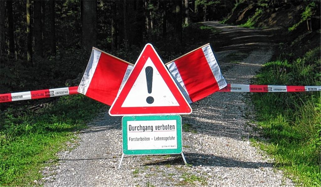 Keine Übertreibung: Wo Bäume gefällt werden, besteht Lebensgefahr. Waldbesucher sollten diese Schilder deshalb unbedingt beachten. Foto: privat