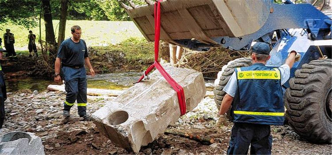 Keine Übung: Nach dem Elbe-Hochwasser im Sommer 2002 packen 22 Helfer aus Mühlacker zwei Wochen lang im Katastrophengebiet im Müglitztal an.Archivfoto: thw mühlacker