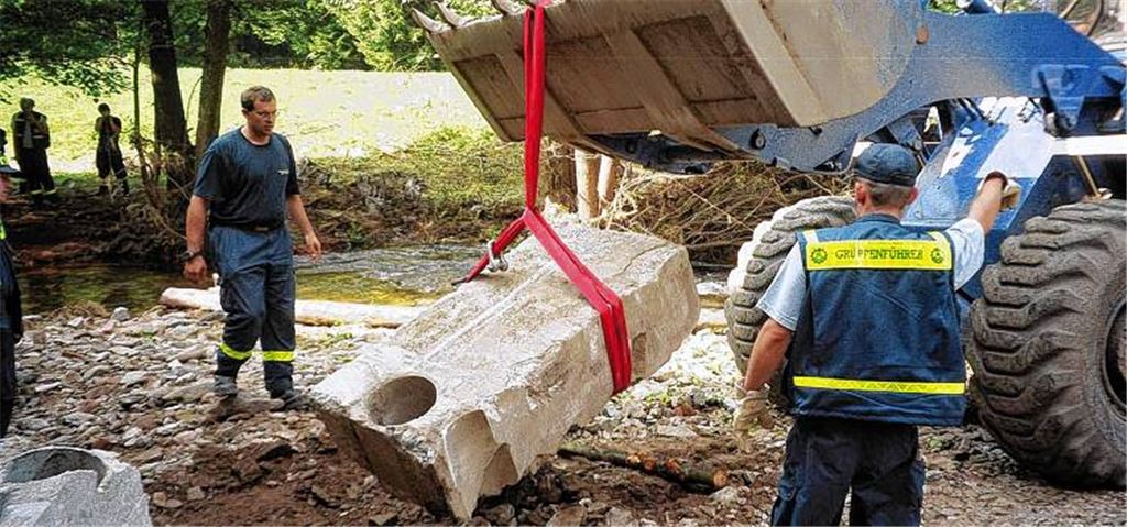 Keine Übung: Nach dem Elbe-Hochwasser im Sommer 2002 packen 22 Helfer aus Mühlacker zwei Wochen lang im Katastrophengebiet im Müglitztal an.Archivfoto: thw mühlacker