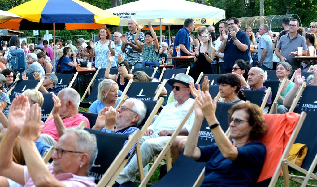 Keine freien Liegestühle mehr: Rund 600 Besucherinnen und Besucher genießen beim Auftaktkonzert der „SommerevENZ 2023“ den Abend mit der Band „For Life“. Fotos: Stahlfeld