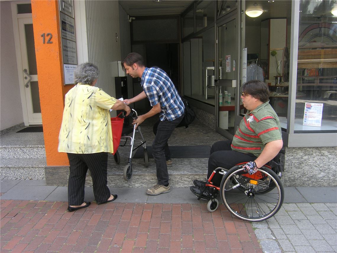 Keine gestellte Szene: Stephan Eck, der im Auftrag des Enzkreises die Mühlacker Innenstadt auf ihre Behindertenfreundlichkeit hin testet, muss der Frau mit Rollator in ein Gebäude an der unteren Bahnhofstraße helfen, in dem unter anderem eine Reinigung, eine Zahnarztpraxis und die Praxis eines Orthopäden untergebracht sind. Foto: Eier