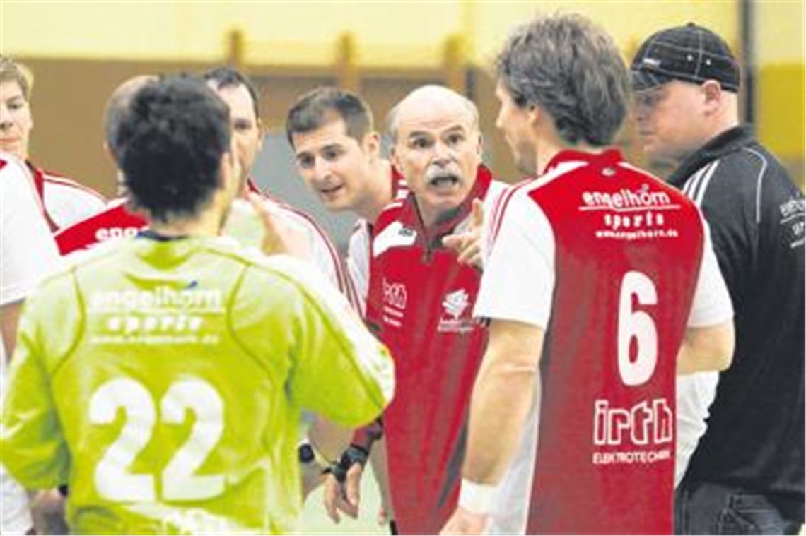 Keine leichte Aufgabe für Roland Szabo: Der Trainer des TSV Knittlingen versucht seiner Mannschaft die Richtung zu weisen, doch gegen den TV Knielingen konnte das Team nichts ausrichten. Die Hoffnungen der Roten ruhen jetzt auf dem nächsten Heimspiel. Archivfoto: Eigner
