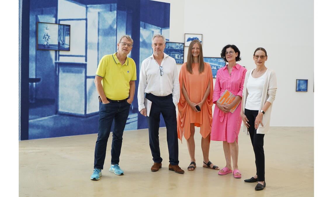 Keine leichte Aufgabe hatten die Jurorinnen und Juroren (v.li.) Stefan Gronert, Museum Hannover, Matthias Harder, Kurator und Stiftungsdirektor in Berlin, Ann-Christin Bertrand, Dozentin in Lausanne und Luzern, Ute Noll, Galeristin in Stuttgart und Fotodirektorin und -redakteurin in Zürich, hier zusammen mit Valeria Waibel, Kuratorin und Sammlungsleiterin in Nußdorf. Sie stehen vor einem Werk der Künstlerin Martina Sauter (Serie News-Fiction). Foto: Bastian