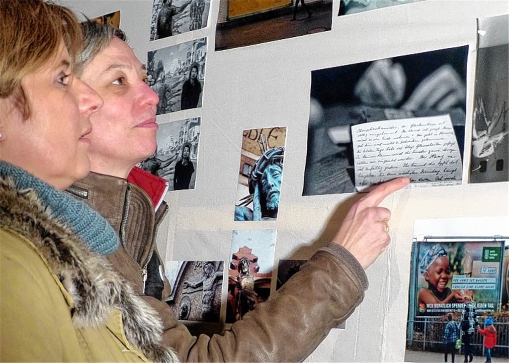 Keine leichte Kost, aber eine beeindruckende Zusammenstellung: Professorin Silke Helmerding und Pfarrerin Heike Reisner (li.) eröffnen heute in der Schlosskirche die Ausstellung „Leiden betrachten“. Foto: Roth