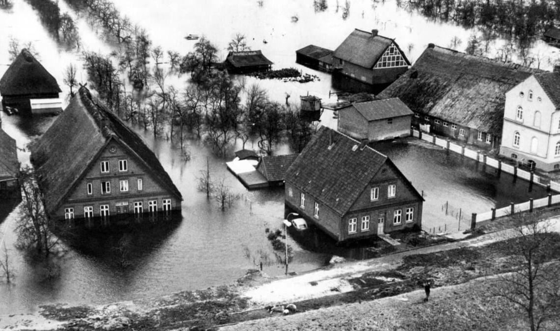 Keine politische Metapher von der „blauen Welle", sondern eine echte Katastrophe: So sieht es in natura aus, wenn eine verheerende Sturmflut die Deiche wegspült und eine Stadt überschwemmt: Die Sturmflut vom 16. auf den 17. Februar 1962 war eine größten bekannten Flutkatastrophen an der deutschen Nordseeküste (hier ein historisches Bild aus Hamburg vom 18. Februar 1962).