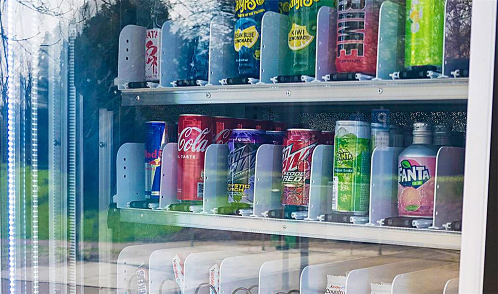 Keine wirklich gesunden Sachen: das Warensortiment des Automaten. Foto: Fotomoment