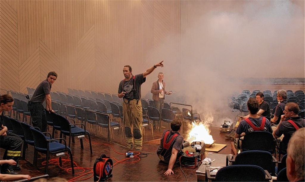 Keine zeitgenössische Wagner-Inszenierung, sondern ein echter Härtetest mit Pyrotechnik und viel Qualm im Gottlob-Frick-Saal des Mühlehofs. 