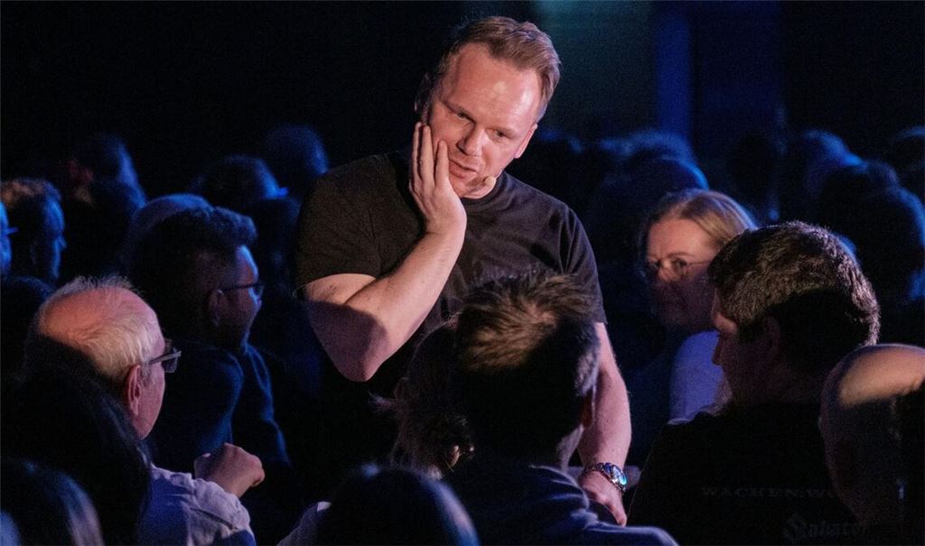 Keiner aus dem Publikum muss auf die Bühne? Von wegen! Ralf Schmitz am Samstag in der Porsche-Arena
