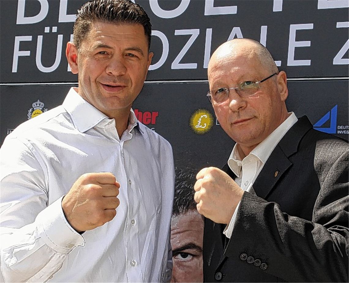 Keineswegs nur Show: Uwe Hück (re.) und Luan Krasniqi wollen sich „einen echten und sauberen Boxkampf“ liefern. Foto: Eigner