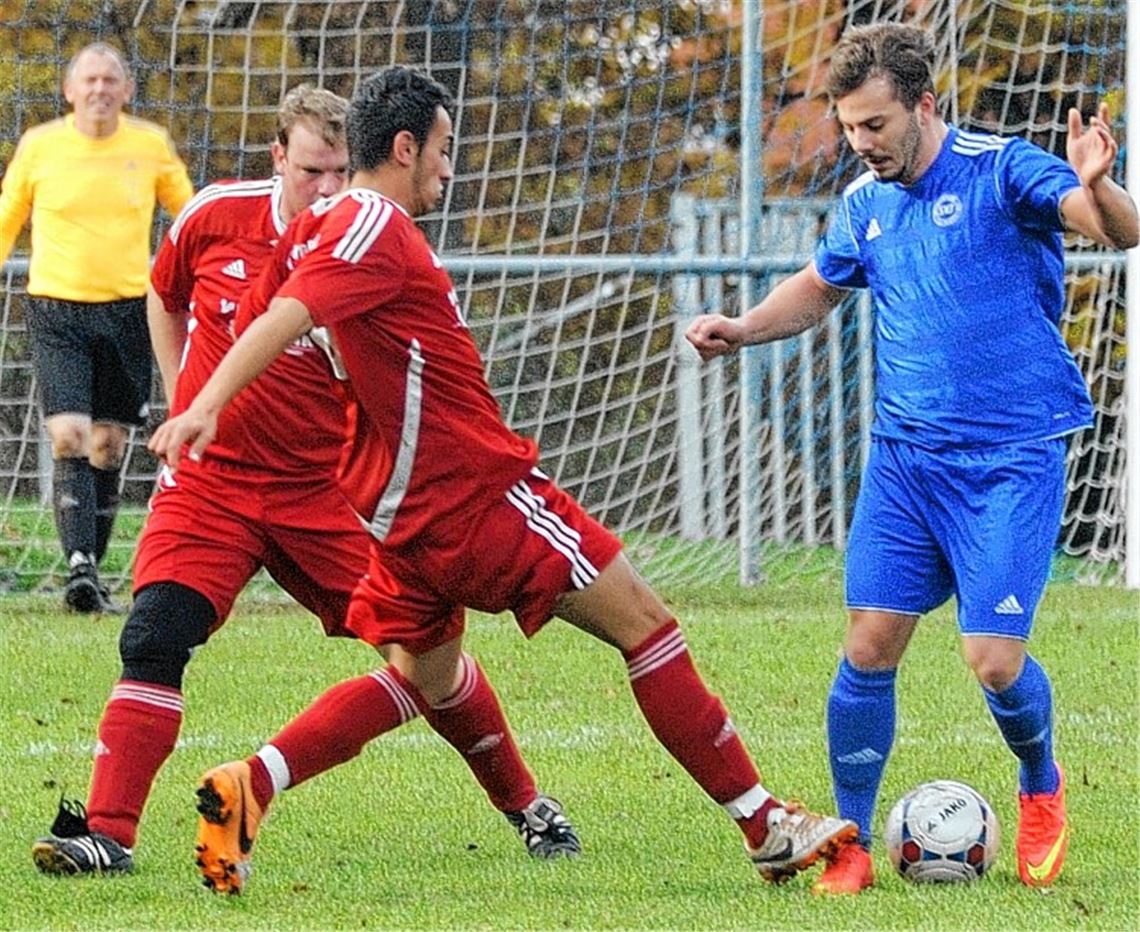 Kellerduell am Eichwald: Die Reserve des SV Illingen (in Blau) behält gegen den TSV Großglattbach das bessere Ende und befreit sich vorerst aus dem Rotlichtbezirk der Tabelle.