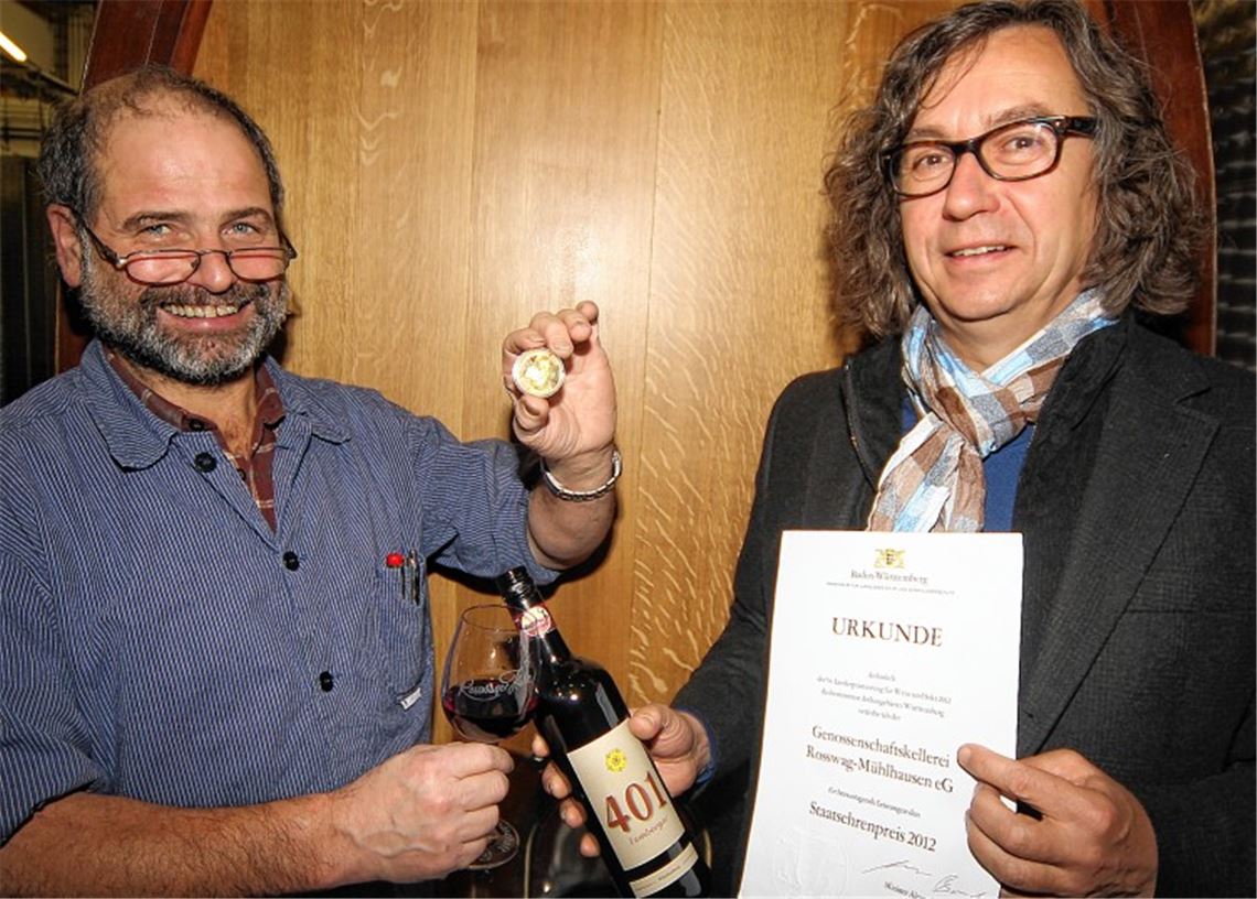 Kellermeister Jürgen Essig (li.) und Geschäftsführer Bertram Haak vor großem Holzfass: „Der Staatsehrenpreis hat uns in unserer Sammlung noch gefehlt“, meinen sie. Foto: Kollros