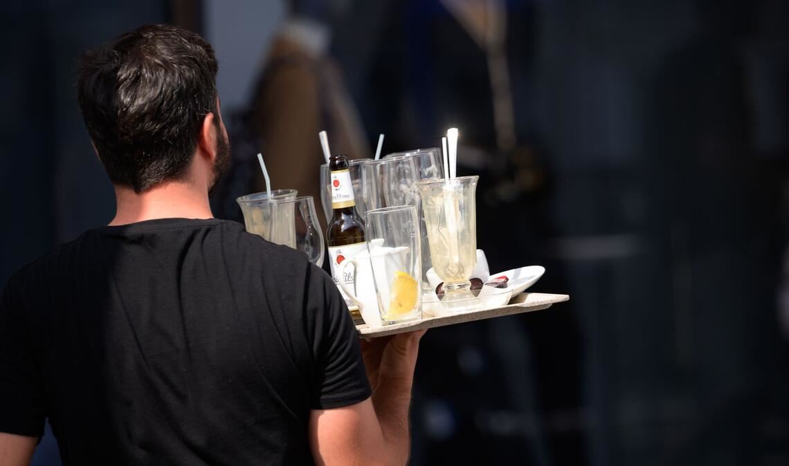 Kellner im Restaurant: Die Preise für Dienstleistungen ziehen an.