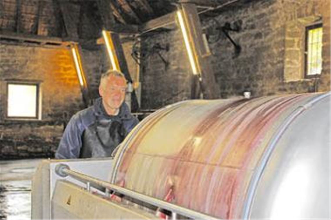 Keltermeister Matthias Ament bedient die einzige geschlossene Weinpresse der Stadt, die in Mühlhausen steht. Foto: Recken
