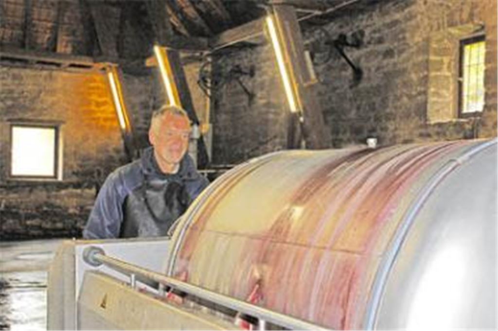 Keltermeister Matthias Ament bedient die einzige geschlossene Weinpresse der Stadt, die in Mühlhausen steht. Foto: Recken