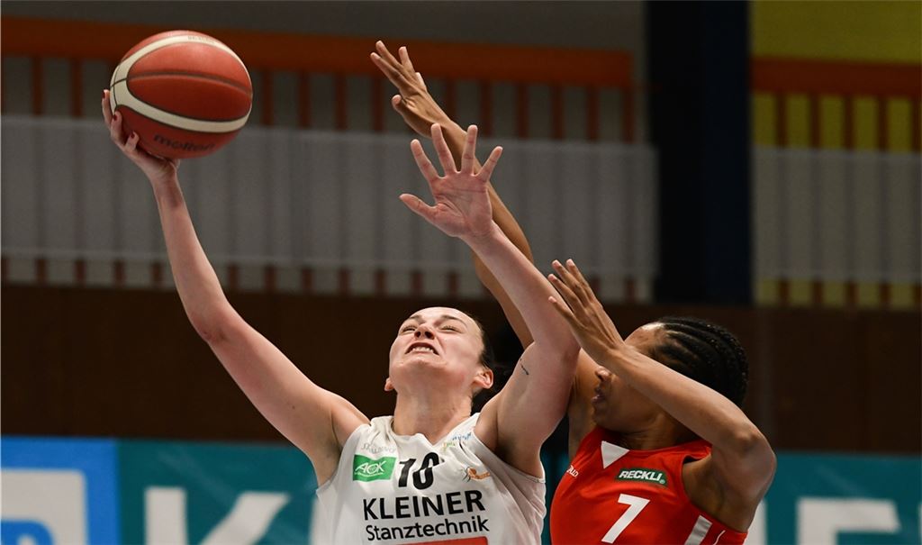Keltern (in weiß) erkämpft sich gegen den Herner TC einen Sieg in heimischer Halle.Fotos: friopics