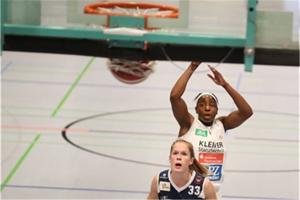 Keltern (in weiß) gewinnt gegen Nördlingen. Foto: Rubner