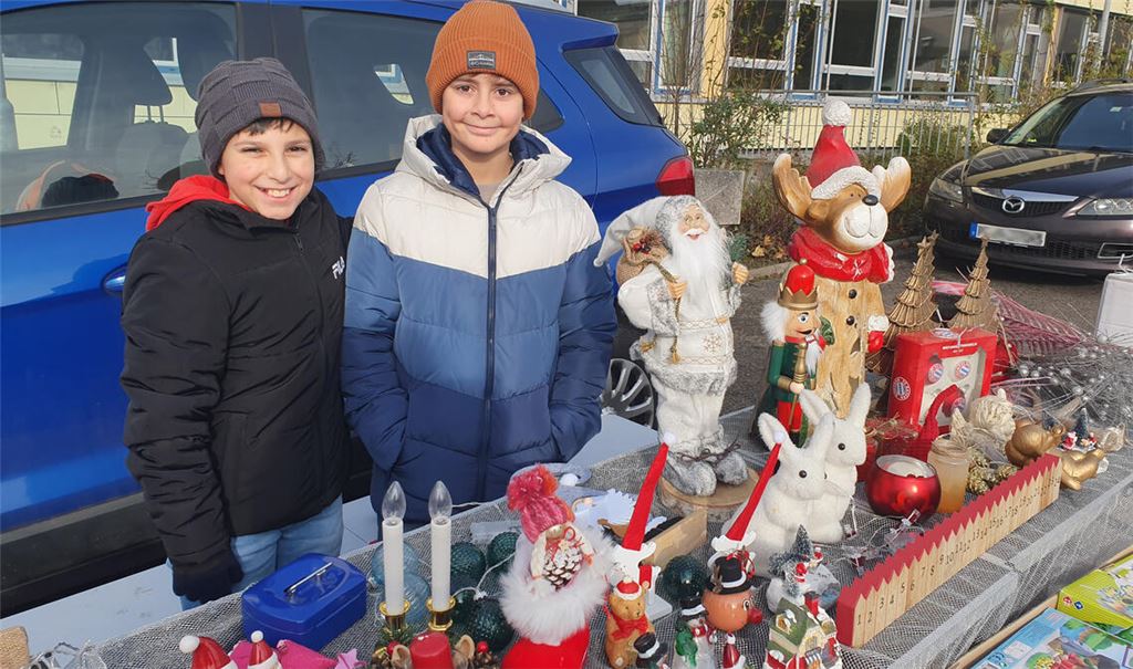 Kenan (li.) und Leo am Stand der 5d der MRS, die zum zweiten Mal zum Weihnachts(floh)markt lud.