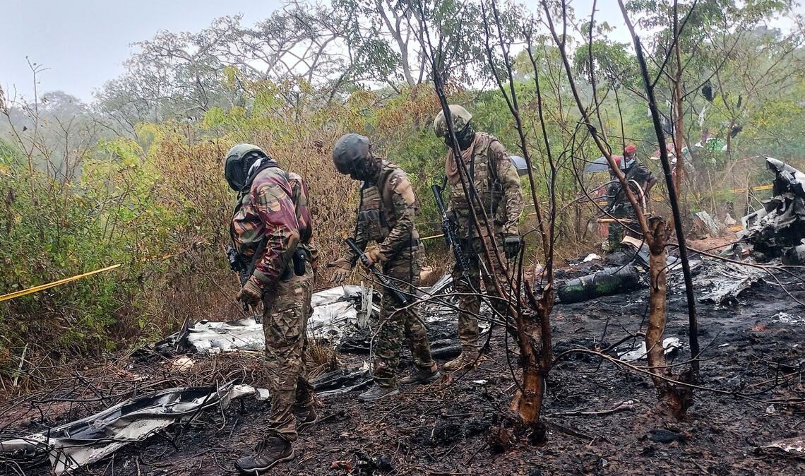 Kenianische Beamte inspizieren die Absturzstelle.