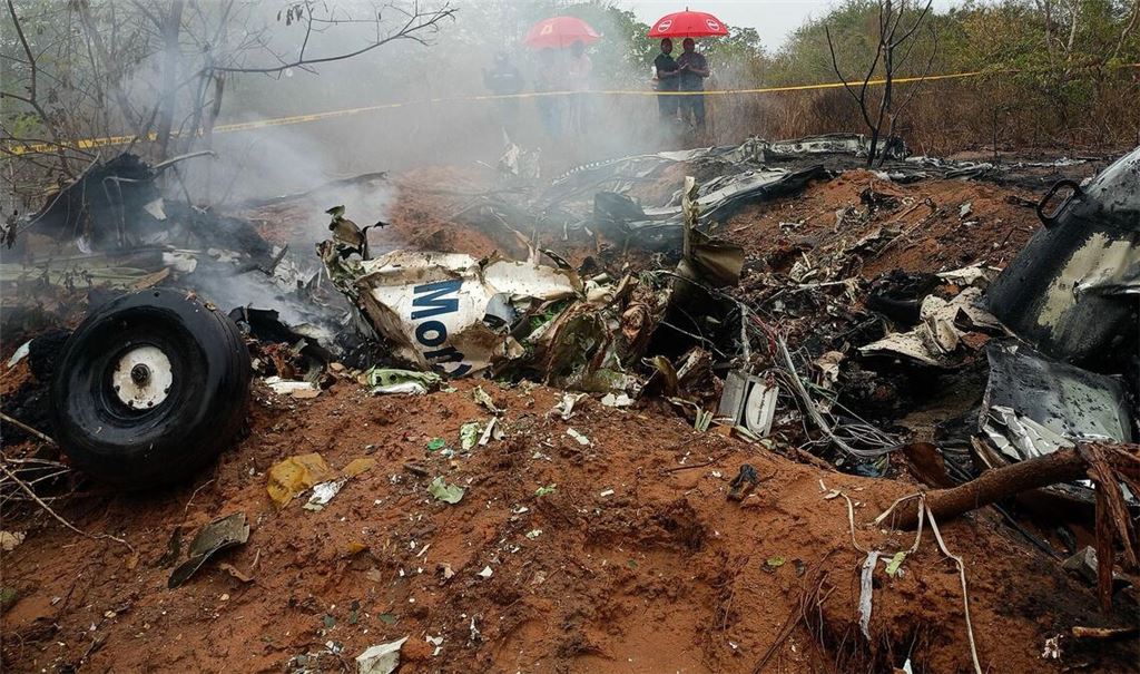 Kenianische Beamte untersuchen die Absturzstelle.