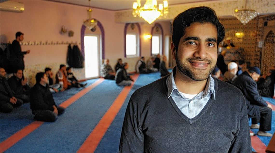 Kennenlernen und sich vorstellen: Mohammad Luqman ist im Moment viel unterwegs – wie hier bei einem Besuch der Moschee des Kulturzentrums für Integration und Bildung.
