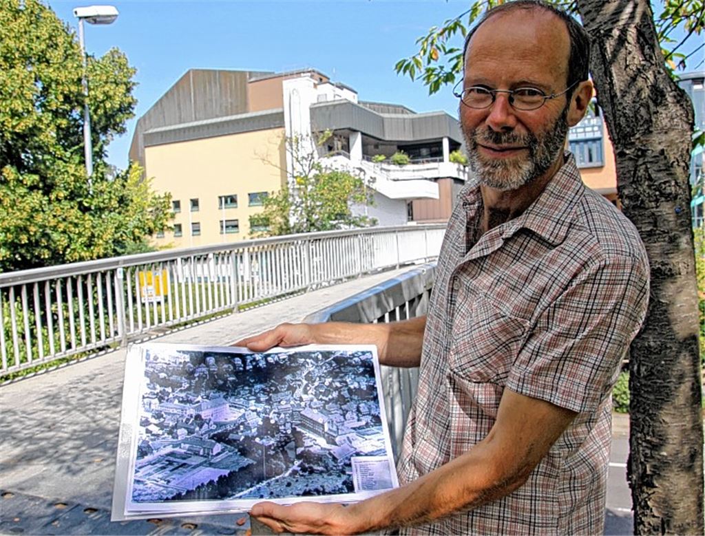 Kenner der Mühlen-Geschichte: Manfred Rapp vor dem Mühlehof mit einer Ansicht des Stadtzentrums vor dem Abriss der ehemaligen Mühle Bauer. Archivfoto: Eier