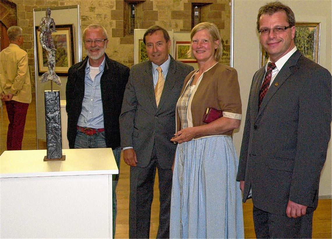 Keramik-Künstler Peter Wichmann (v.li.), Kunstkenner Dr. Gerhard Jäger, Elizabeth Jäger und Bürgermeister Andreas Felchle.
