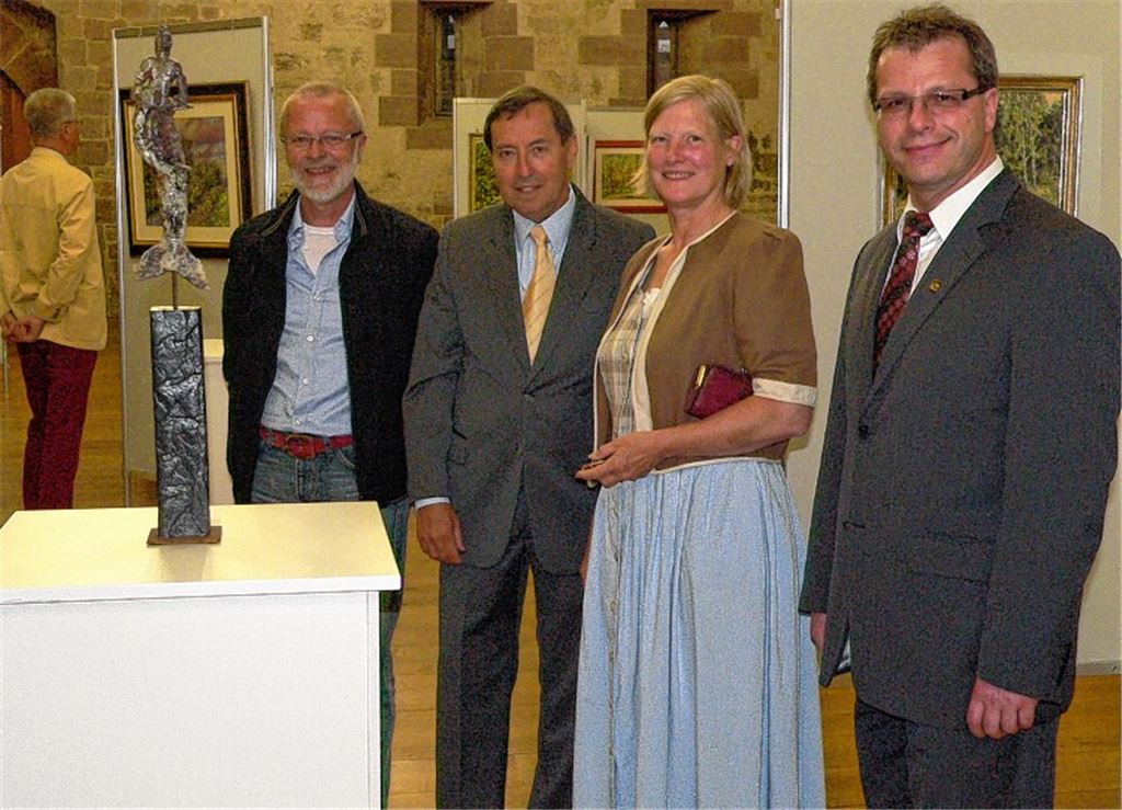 Keramik-Künstler Peter Wichmann (v.li.), Kunstkenner Dr. Gerhard Jäger, Elizabeth Jäger und Bürgermeister Andreas Felchle.