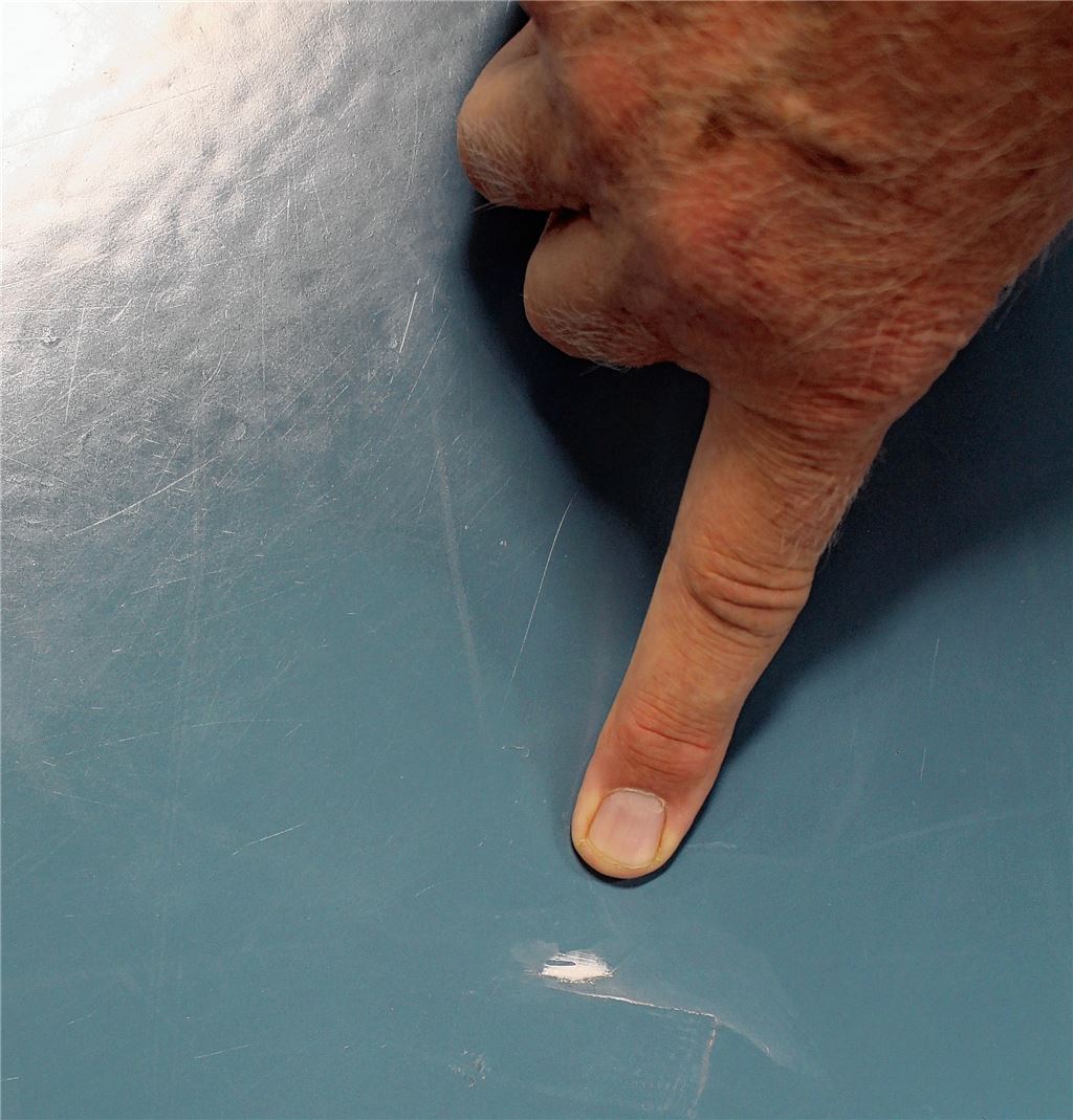 Kerben im Boden: Die Beschädigungen sind provisorisch repariert worden.privat