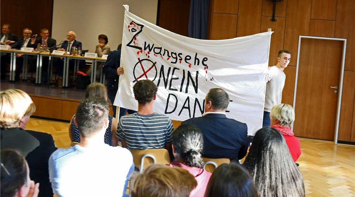 Kerschensteiner-Schüler haben 2017 gegen die Fusion mit der gewerblichen Steinbeis-Schule protestiert – vergeblich. Eines der Hauptargumente der Fusionsbefürworter war, dass nur so das Technische Gymnasium gerettet werden könne. Vier Jahre stellt sich die Situation ganz anders dar. Das Technische Gymnasium steht vor dem Aus. Archivfoto: Goertz